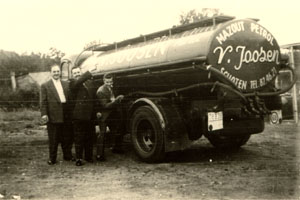 Historische zwart-witfoto van drie mannen naast de tankwagen van V. Joosen met de tekst Mazout Petrol