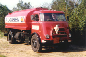 Klassieke rode tankwagen met de witte belettering A. Joosen en een geel ruitvormig logo